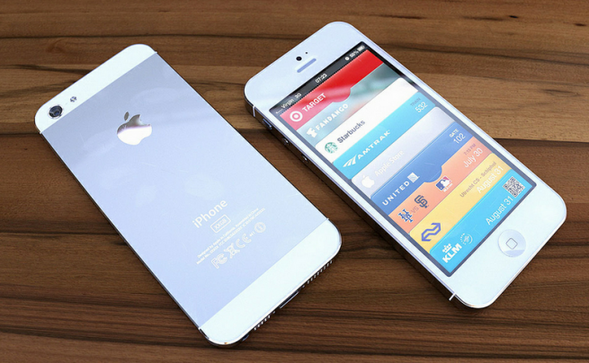 http://www.macfreak.nl/modules/news/images/Art.3d-render-iphone- wit-5-2.png
